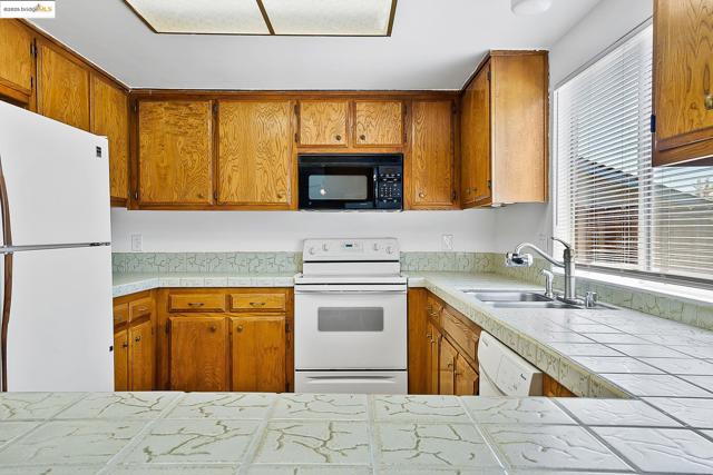 2125 Robles Dr, Antioch CA: https://media.crmls.org/mediaz/98933673-fc60-40b8-a986-4942cd3ea903.jpg