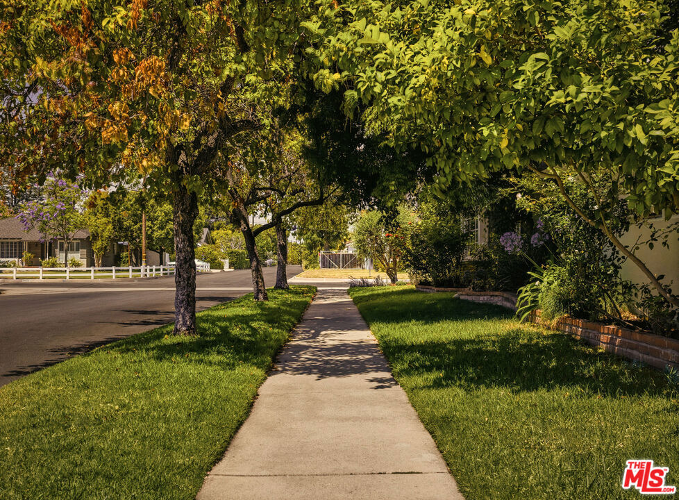 https://media.crmls.org/mediaz/989377f6-562e-4f9d-85bf-68265f602ddc.jpg?preset=X-Large