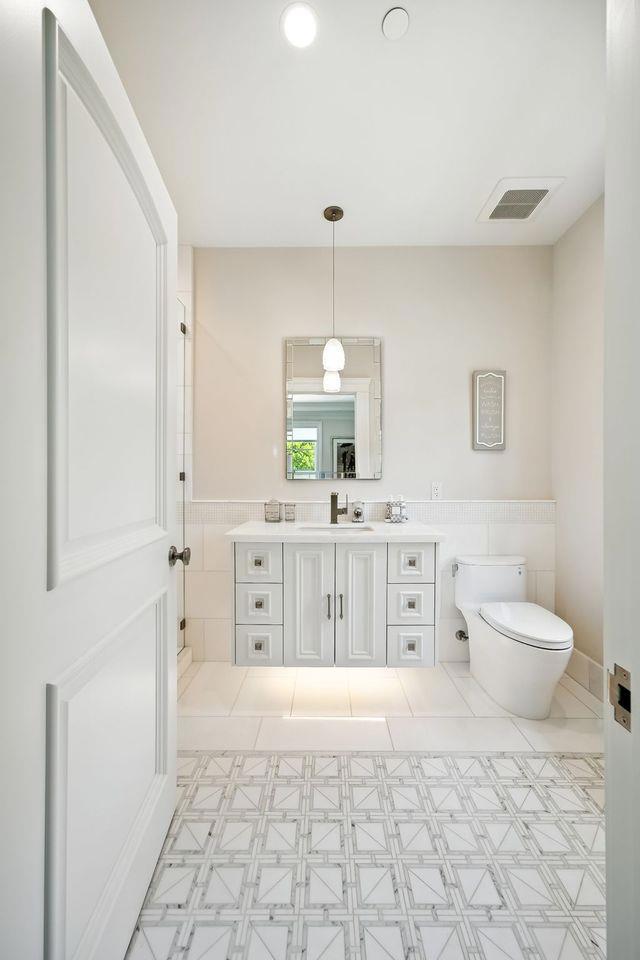 830 Bromfield Road, San Mateo CA: https://media.crmls.org/mediaz/98948d04-6340-4e57-952c-0c8b6c8bb3d8.jpg