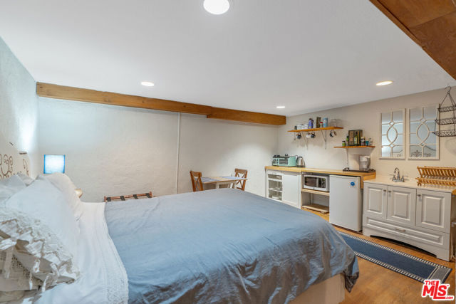 41 Vicente Terrace, Santa Monica CA: https://media.crmls.org/mediaz/9894d684-778b-478c-91e8-f9d4f82572db.jpg