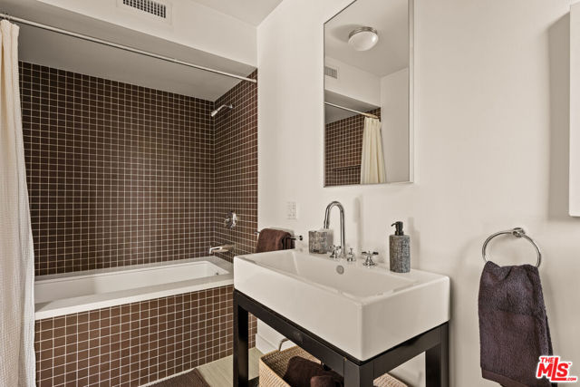 17352 Magnolia Boulevard, Encino CA: https://media.crmls.org/mediaz/98956e18-139f-4b24-a8bd-fc581db6ffcf.jpg