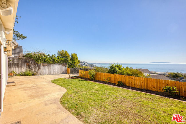 18128 Kingsport Drive, Malibu CA: https://media.crmls.org/mediaz/98958e0b-28dd-483b-9b23-60bab223f581.jpg