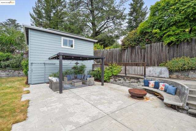 6951 Chambers Dr, Oakland CA: https://media.crmls.org/mediaz/9895e27f-b0e6-4618-8beb-d30a1c215159.jpg