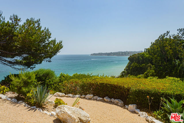 27500 Pacific Coast Highway, Malibu CA: https://media.crmls.org/mediaz/9895eff8-7c9e-4d10-96bd-af86fe770cc9.jpg