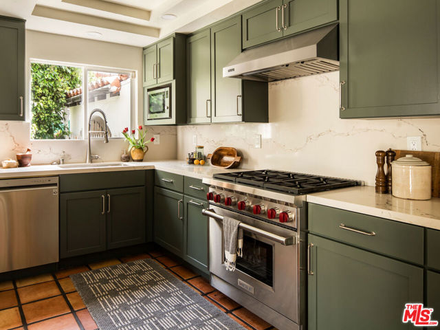 1444 S Sierra Bonita Avenue, Los Angeles CA: https://media.crmls.org/mediaz/9896fd85-6300-4f51-93d8-96340022b394.jpg