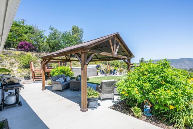 1309 Sunny Heights Road, Fallbrook CA: https://media.crmls.org/mediaz/9897bd4a-a71e-480c-aadf-108badbd7940.jpg