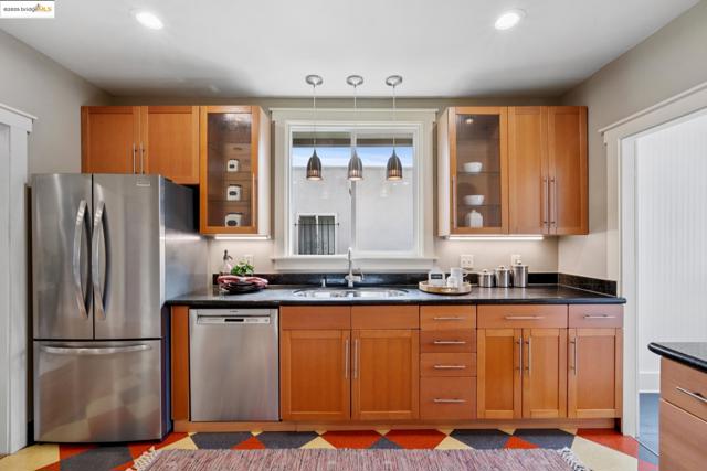 1193 64Th St, Oakland CA: https://media.crmls.org/mediaz/9897ec3e-f783-44b7-8385-ae8070feeec1.jpg