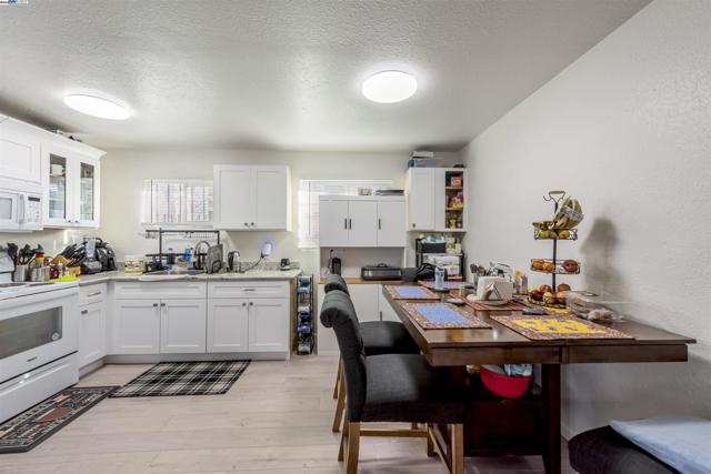 107 Catron Dr, Oakland CA: https://media.crmls.org/mediaz/9898279c-6823-470b-91ce-9573369e47c7.jpg