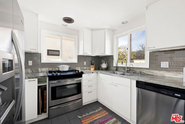 505 Pier Avenue, Santa Monica CA: https://media.crmls.org/mediaz/9898c603-0eee-4a3e-8a3b-c5b1bcc3bd9b.jpg