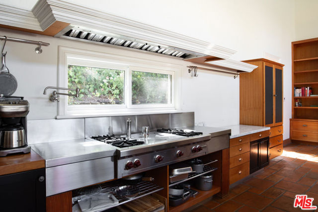 1031 Cove Way, Beverly Hills CA: https://media.crmls.org/mediaz/98999795-1c41-42e8-afb5-3004aa539d39.jpg