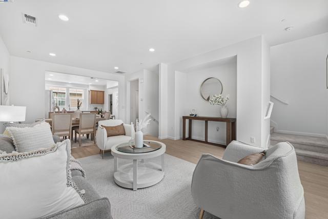 6677 S Mariposa Ln, Dublin CA: https://media.crmls.org/mediaz/9899cb79-129b-4bb6-ad03-b13cb5125910.jpg