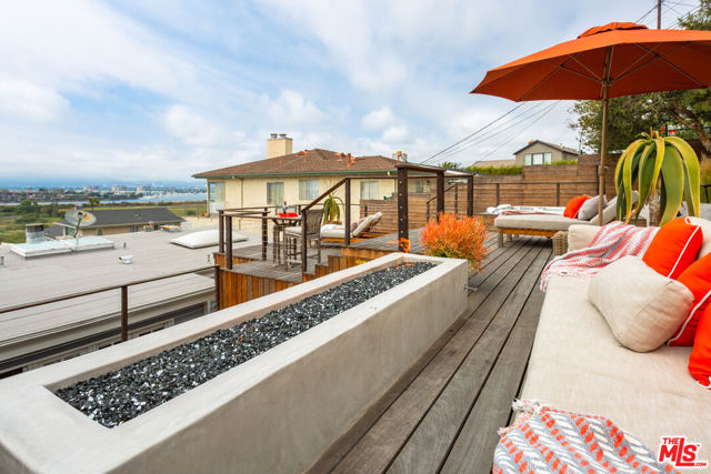 218 Montreal Street, Playa del Rey CA: https://media.crmls.org/mediaz/989ce2cf-1b26-466e-bbe0-0cf5482a6c5b.jpg