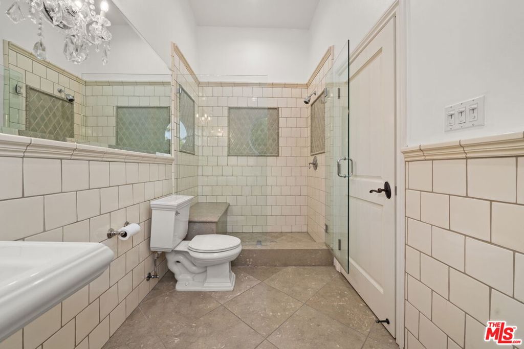 https://media.crmls.org/mediaz/989d4d9b-05dc-4e70-b1c7-f2690de21618.jpg?preset=X-Large
