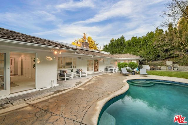 15550 Valley Vista Boulevard, Encino CA: https://media.crmls.org/mediaz/989d629e-e1db-464b-8c05-3a3948308bf5.jpg