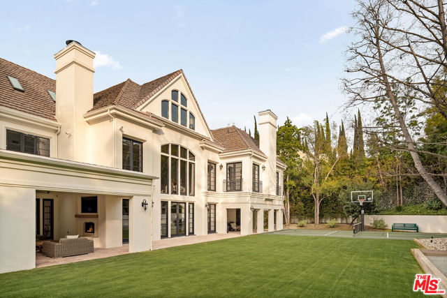 3901 Longridge Avenue, Sherman Oaks CA: https://media.crmls.org/mediaz/989ef1c8-6582-459a-979d-9a0e1ebd672c.jpg