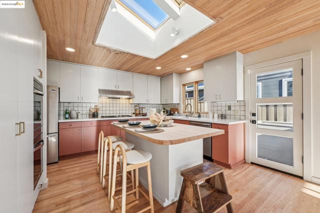 19 Highland Blvd, Kensington CA: https://media.crmls.org/mediaz/989f0fa5-f185-40d8-8dfa-467ea38827df.jpg