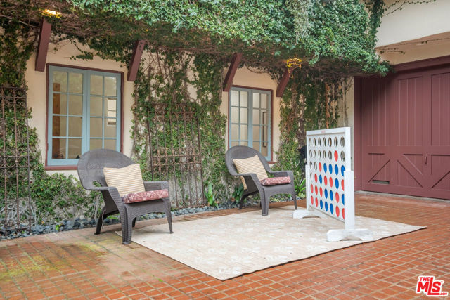 2917 N Poinsettia Avenue, Manhattan Beach CA: https://media.crmls.org/mediaz/989f573f-71a3-4be3-8937-d5ba7c38f368.jpg