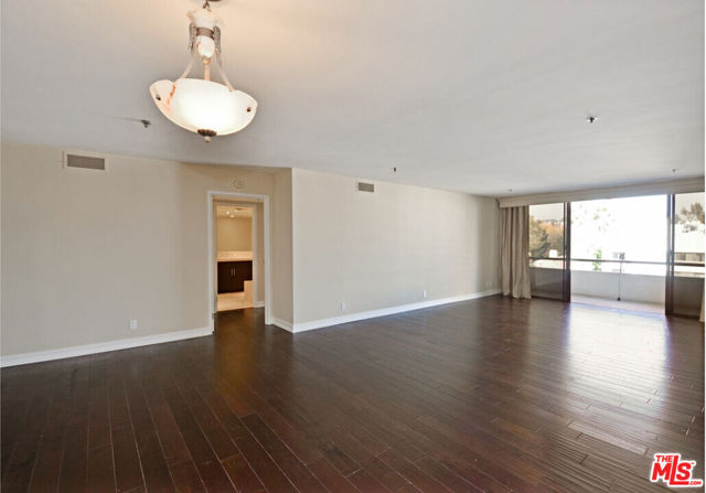 10660 WILSHIRE Boulevard, Los Angeles CA: https://media.crmls.org/mediaz/989fdb5b-cca9-4488-bf7f-f3659033f5c9.jpg