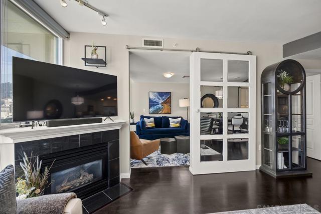 555 Front St, San Diego CA: https://media.crmls.org/mediaz/989ff8e3-1c7b-4d90-a0b1-ddb3c627ba06.jpg