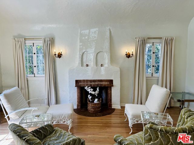 2128 Veteran Avenue, Los Angeles CA: https://media.crmls.org/mediaz/98a08bf2-e0e5-47d0-904b-50282a798665.jpg