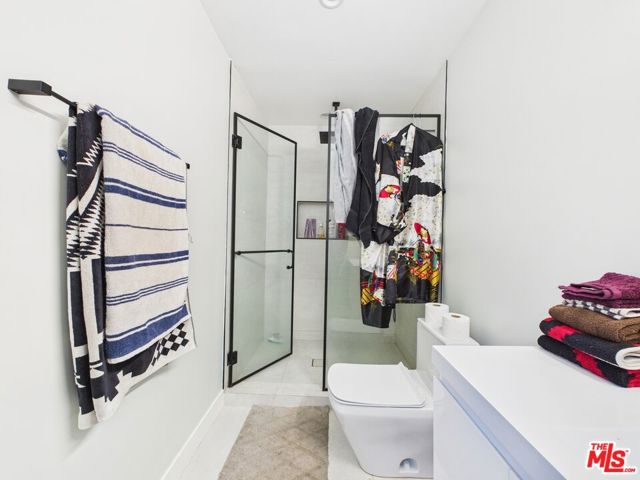 15344 Weddington Street, Sherman Oaks CA: https://media.crmls.org/mediaz/98a0925d-6aa2-422a-a3af-d2cf524448c4.jpg