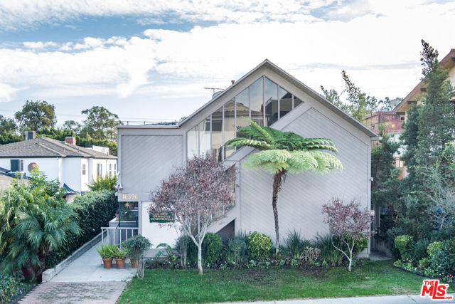 10396 Almayo Avenue, Los Angeles CA: https://media.crmls.org/mediaz/98a18934-f86c-4631-90c0-a80c775ea1fa.jpg