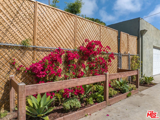 10739 Jefferson Boulevard, Culver City CA: https://media.crmls.org/mediaz/98a25a8b-7aff-43fc-8b47-a89e61c9cd23.jpg