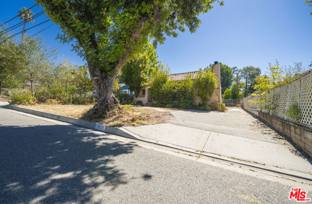 4804 La Canada Boulevard, La Canada Flintridge CA: https://media.crmls.org/mediaz/98a2a081-37a3-40a7-b9df-acf2b099121d.jpg