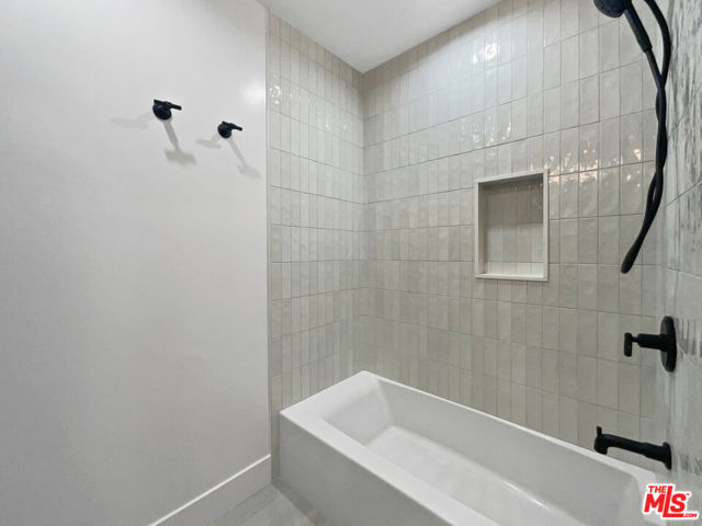 5736 Vantage Avenue, Valley Village CA: https://media.crmls.org/mediaz/98a32a5c-11d4-42b2-b698-424f556a39f0.jpg