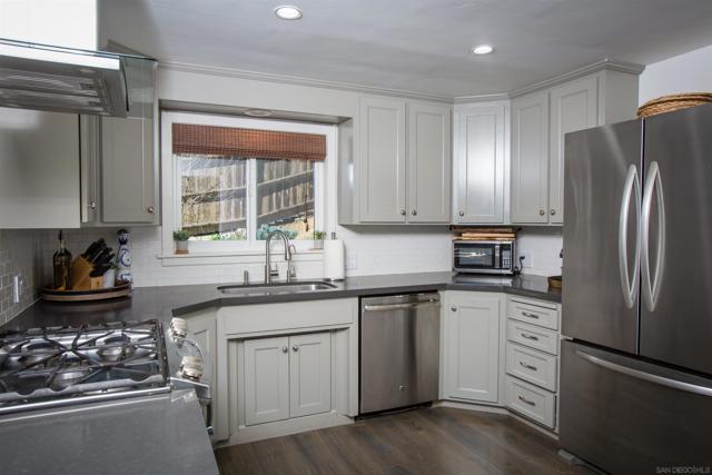 455 Glencrest Dr, Solana Beach CA: https://media.crmls.org/mediaz/98a38971-04f5-4596-9dda-c6b0753d6ee4.jpg