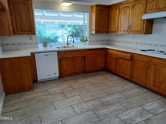 1593 La Jolla Drive, Thousand Oaks CA: https://media.crmls.org/mediaz/98a391d1-7d96-49bb-8f7e-fc638bba1de1.jpg