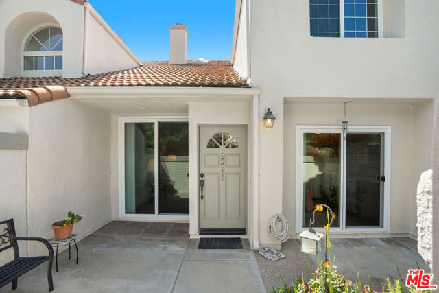 22211 Frontier Place, Chatsworth CA: https://media.crmls.org/mediaz/98a39e01-f23a-4668-9541-3daf3011e047.jpg
