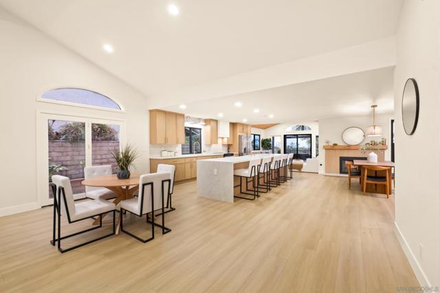 3985 Syme Dr, Carlsbad CA: https://media.crmls.org/mediaz/98a3f121-ff85-4c79-92dd-faa1c6932b39.jpg