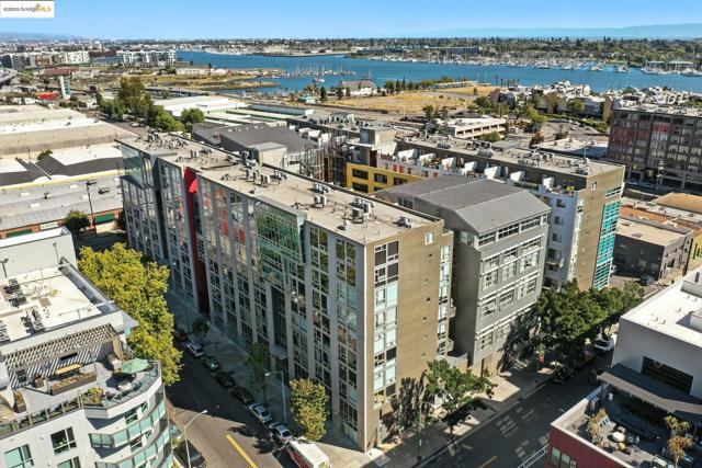 311 Oak St, Oakland CA: https://media.crmls.org/mediaz/98a41426-f5da-45c2-8016-a8cfc311b5d6.jpg