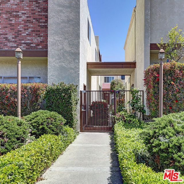 2452 Chelsea Place, Santa Monica CA: https://media.crmls.org/mediaz/98a424ef-41f3-440c-b2dc-ab58543e243e.jpg