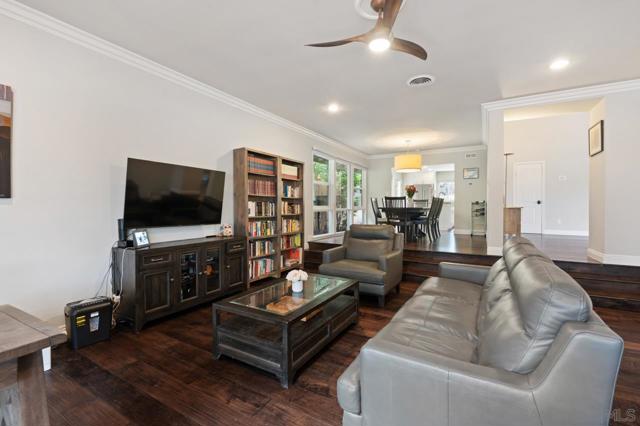 8874 La Jolla Scenic Dr N, La Jolla CA: https://media.crmls.org/mediaz/98a54d61-0689-48fe-b57e-eecb381b38d8.jpg