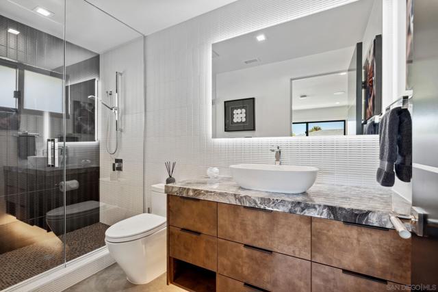 5560 Moonlight Lane, La Jolla CA: https://media.crmls.org/mediaz/98a55260-f48a-447e-baa2-a466183d4d38.jpg