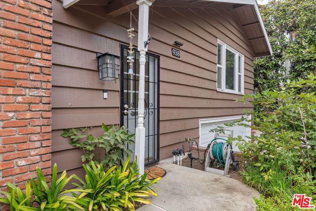 938 20th Street, Santa Monica CA: https://media.crmls.org/mediaz/98a5e69e-7d13-42c0-b0e3-c62c780b66ea.jpg