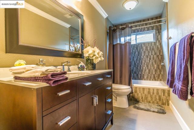 2438 Pinehurst Ct, Discovery Bay CA: https://media.crmls.org/mediaz/98a5ef10-0d45-47b4-8dd1-99a808016040.jpg