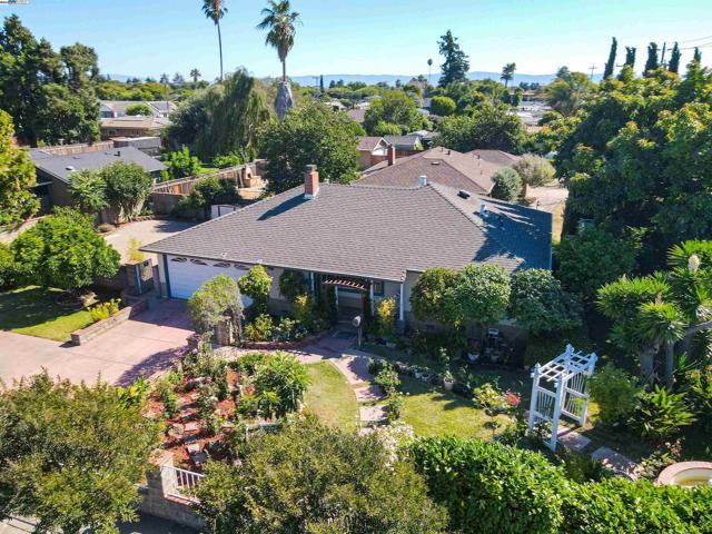 37621 Glenmoor Dr, Fremont CA: https://media.crmls.org/mediaz/98a62582-c8e0-4637-8436-28edc0b8b48e.jpg