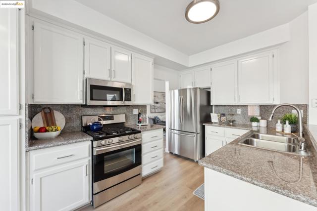 102 Waterview Dr, Richmond CA: https://media.crmls.org/mediaz/98a6cbe3-28f7-4cb4-b7fa-35b6367c6c17.jpg