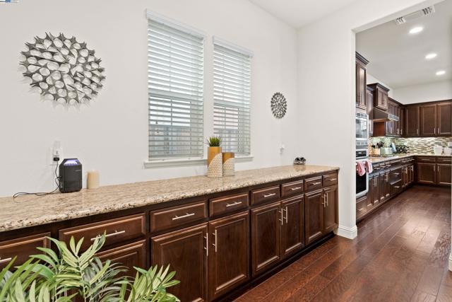 4440 Pine Mountain Way, Dublin CA: https://media.crmls.org/mediaz/98a72a31-957e-4c2f-9fe1-3013227f27ce.jpg