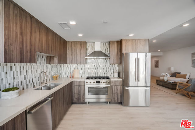 1021 S Shenandoah Street, Los Angeles CA: https://media.crmls.org/mediaz/98a73bb4-e438-42fa-b71e-680c9a7bc270.jpg