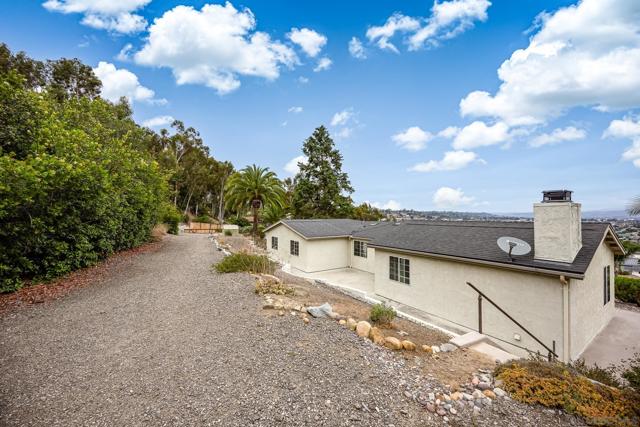 1148 Emerald Heights Rd, El Cajon CA: https://media.crmls.org/mediaz/98a74047-0f71-4f31-aeda-db01f3081a7e.jpg