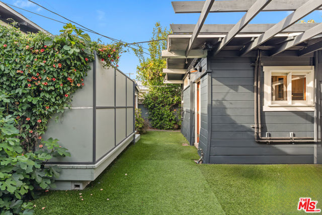 919 Venezia Avenue, Venice CA: https://media.crmls.org/mediaz/98a84851-c1c4-4214-9235-fed9b4084a21.jpg