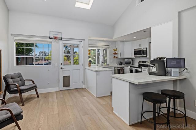 3116 Old Kettle Rd, San Diego CA: https://media.crmls.org/mediaz/98a91f8d-9b31-492a-9a54-78d30e5b7d2a.jpg