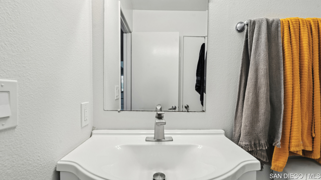209 Espanas GLN, Escondido CA: https://media.crmls.org/mediaz/98a987f4-8e4f-4f22-a90c-f9f3c2da9a88.jpg