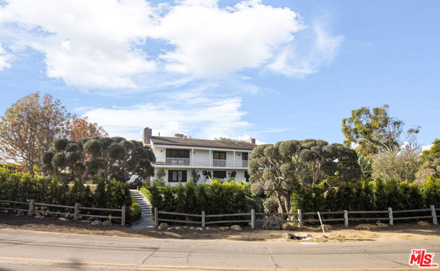 30362 Morning View Drive, Malibu CA: https://media.crmls.org/mediaz/98a99d57-0272-40cd-b2e1-d96a774b2580.jpg