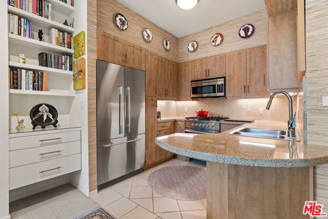 267 S San Pedro Street, Los Angeles CA: https://media.crmls.org/mediaz/98a9ca4b-64aa-4a5d-87af-793d50bf5d83.jpg