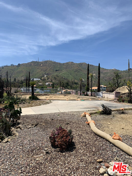 23309 W Paloma Blanca Drive, Malibu CA: https://media.crmls.org/mediaz/98aa27f6-c2a8-4ccf-9d3b-95dc91eefa1d.jpg